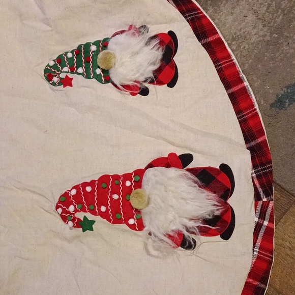 Gnome Christmas tree skirt with plaid new 🎄 - Picture 3 of 8